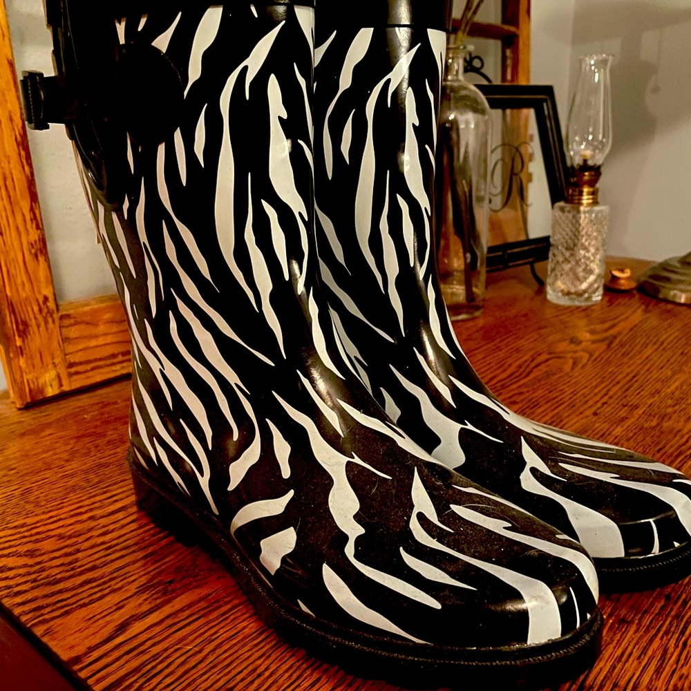 NWT Zebra Striped Rain boots Size8
